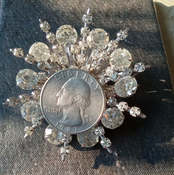 Rhinestone Snowflake Lapel Pin Brooch - Picture 12 of 12